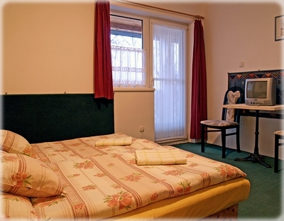A Vendégház 2-3 ágyas, balkonos, fürdőszobás szobáiban kínál szálláslehetőséget vendégeinek