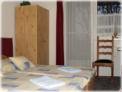 A Vendégház 2-3 ágyas, balkonos, fürdőszobás szobáiban kínál szálláslehetőséget vendégeinek